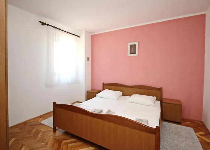 Karamarko Konukevi Baška