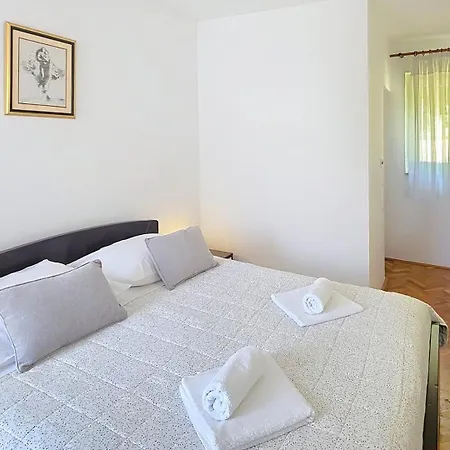 Karamarko 3* Baška